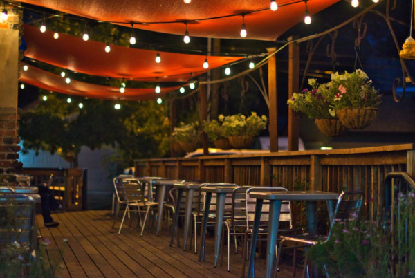 Cafe dengan teras yang dilengkapi dengan lampu-lampu hias